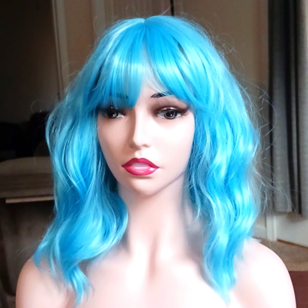 Medium turquoise wig